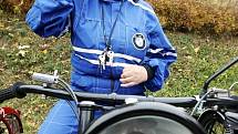 Poučením a zábavou okořenila pořadatelka setkání na Auto moto minišou na Malé Skále Miroslava Šimková (na snímku). Nechyběla ukázka motocyklů nebo tajný výlet. 