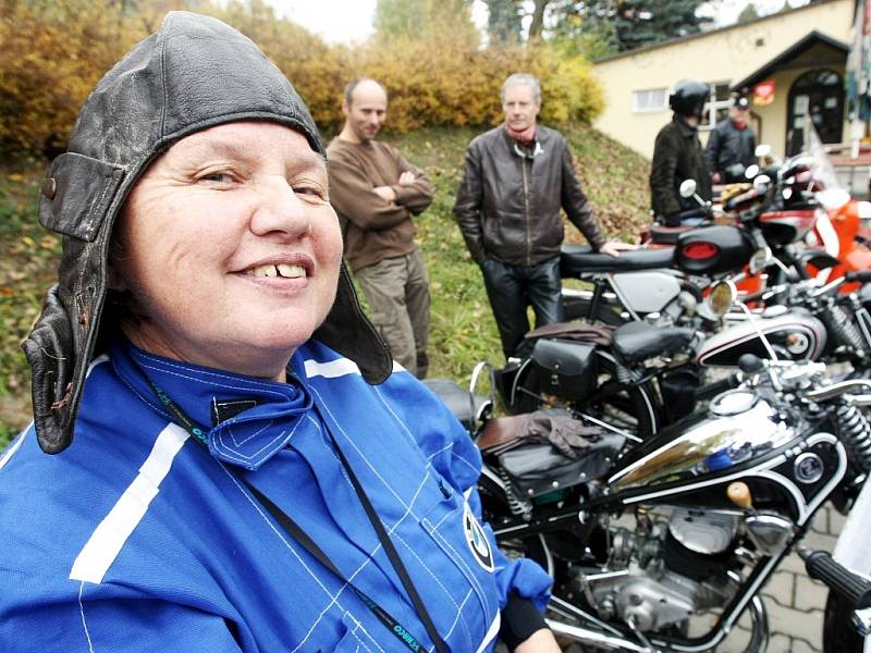 Poučením a zábavou okořenila pořadatelka setkání na Auto moto minišou na Malé Skále Miroslava Šimková (na snímku). Nechyběla ukázka motocyklů nebo tajný výlet. 