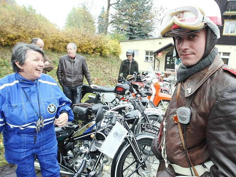 Poučením a zábavou okořenila pořadatelka setkání na Auto moto minišou na Malé Skále Miroslava Šimková (na snímku vlevo). Nechyběla ukázka motocyklů nebo tajný výlet. Jan Holešínský v roli "esenbáka".