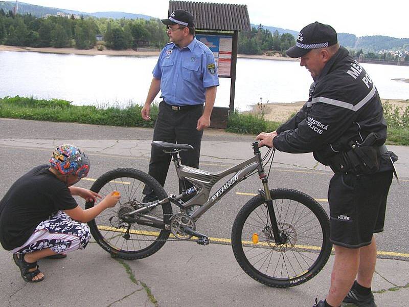 Kontrola cyklistů na jablonecké přehradě. 