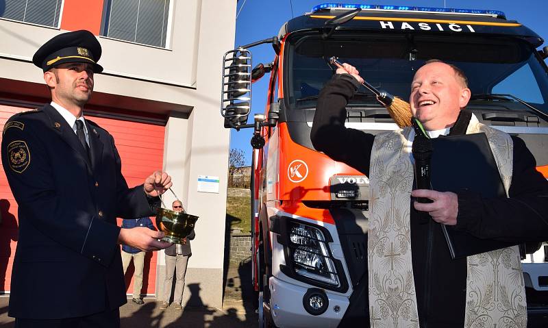 V hasičské zbrojnici Maršovice se konalo předání nového hasičského vozidla Jednotce sboru dobrovolných hasičů obce Maršovice.