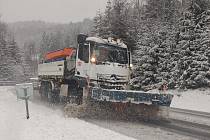 Kvůli sněžení byla v sobotu 25. února ráno uzavřena pro nákladní auta silnice z Tanvaldu do Harrachova.