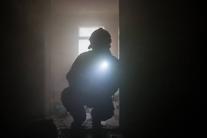 Cvičení hasičů 28. září v Tanvaldě. Jednotka prováděla reálnou simulaci hašení požáru v bytovém objektu.
