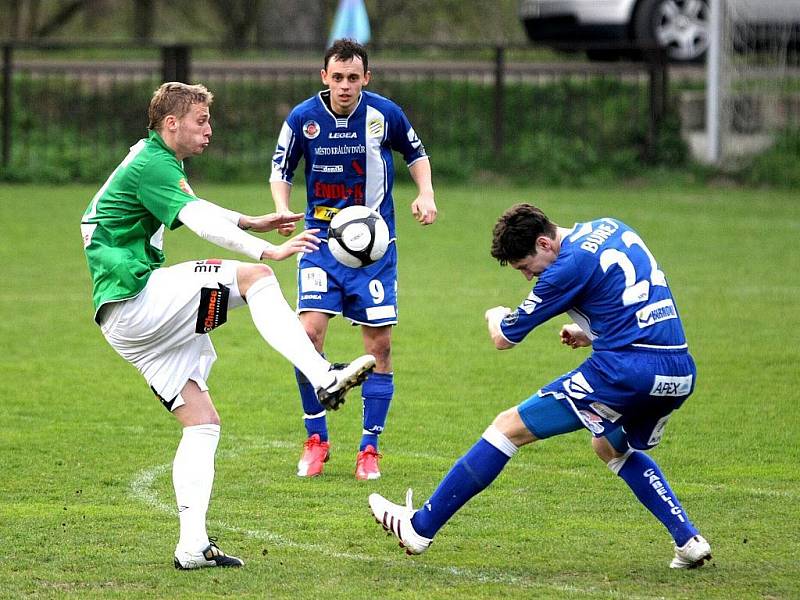 Juniorka Baumitu Jablonec se po vítězství nad Hlavicí dalších tří bodů nedočkala. Králův Dvůr si z Českého Dubu po úterní předehrávce 33. kola ČFL odvezl bod za remízu 1:1.