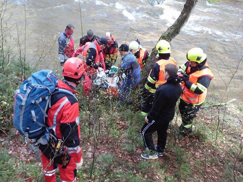 Záchrana vodačky na břehu Kamenice v nepřístupném terénu. 