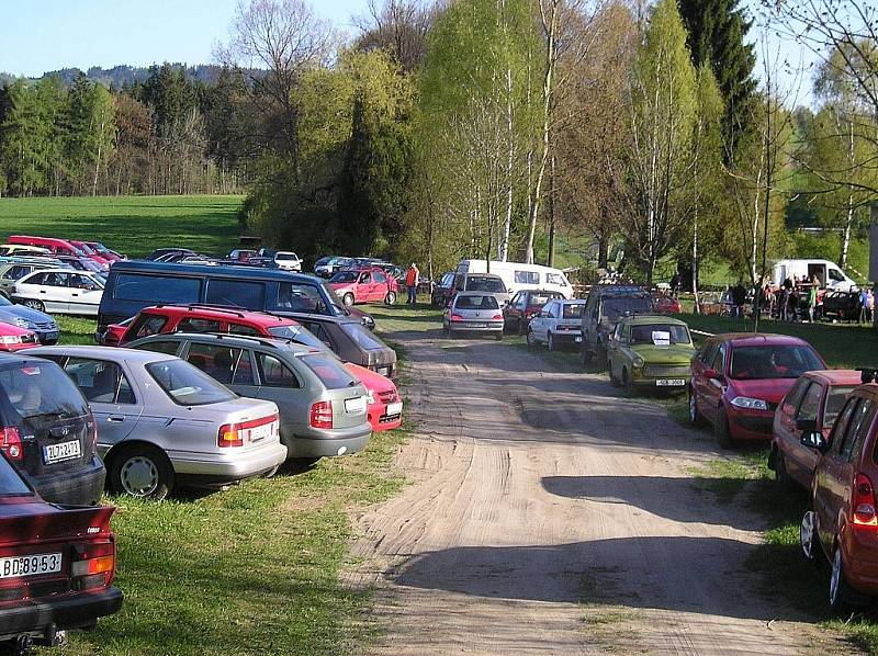 SDH Držkov. Dobrovolní hasiči pořádají vyhlášenou auto-moto burzu.