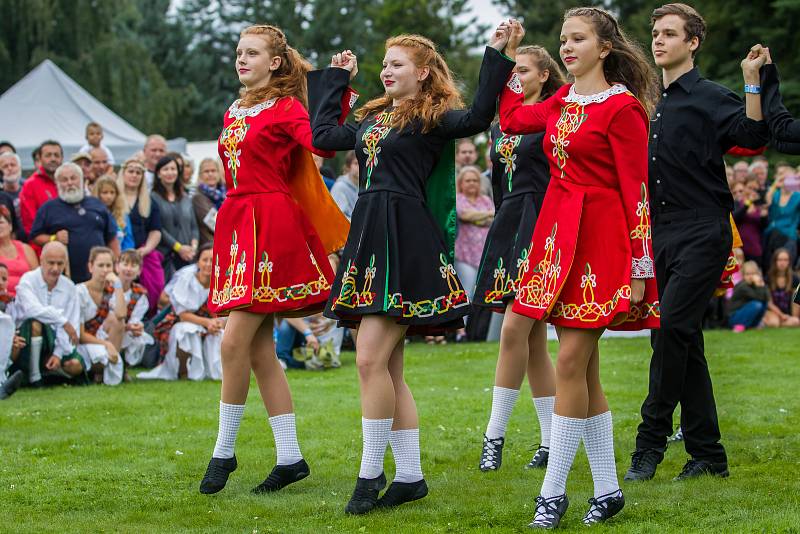 Skotské hry, 17. ročník akce, kde nechyběla tradiční skotská hudba, ukázky letu cvičených dravých ptáků a těžkoatletické soutěže jako je hod závažím do dálky, hod kládou nebo vrh kamenem, se konaly 19. srpna v parku zámku Sychrov na Liberecku.