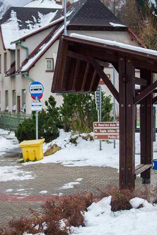 Autobusová zastávka v Zásadě na Jablonecku na snímku ze 7. prosince.