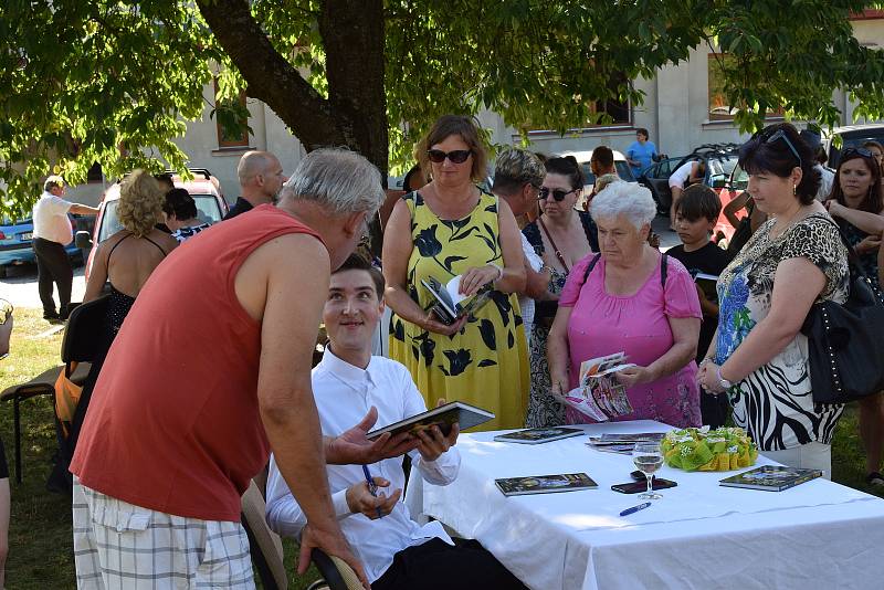 Zdeněk Troška pokřtil knihu mladíka z Malé Skály