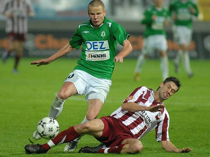 Adam Hloušek se snaží projít přes Sparťanského hráče.