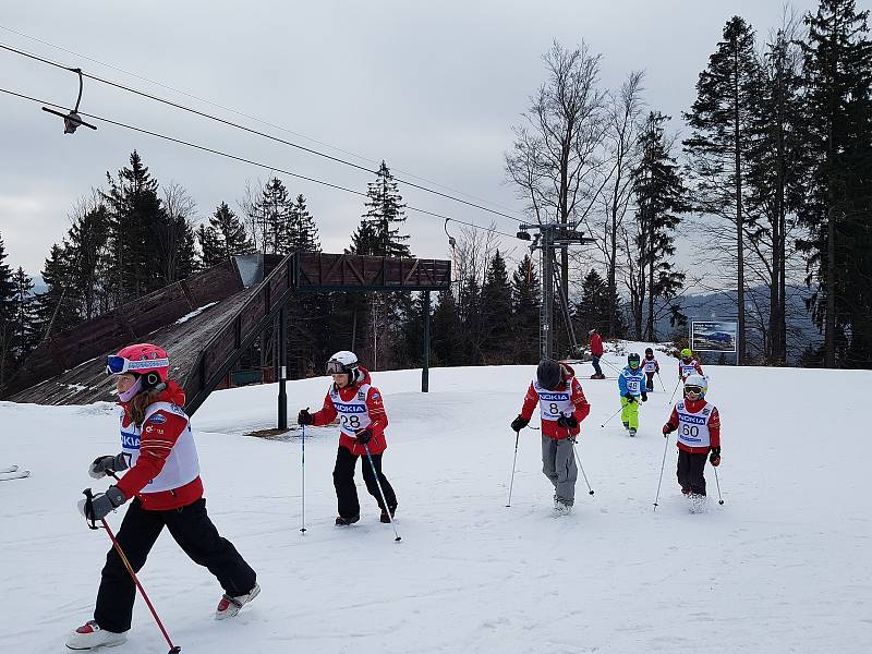 Poslední týden lyžování: v Jizerkách jsou luxusní lyžařské podmínky, zmrzlý podklad, upravený svah, minimum lidí a ceny vedlejší sezony, ze svahu přímo do turniketu. Tanvaldský Špičák! Skončí na Velikonoce.