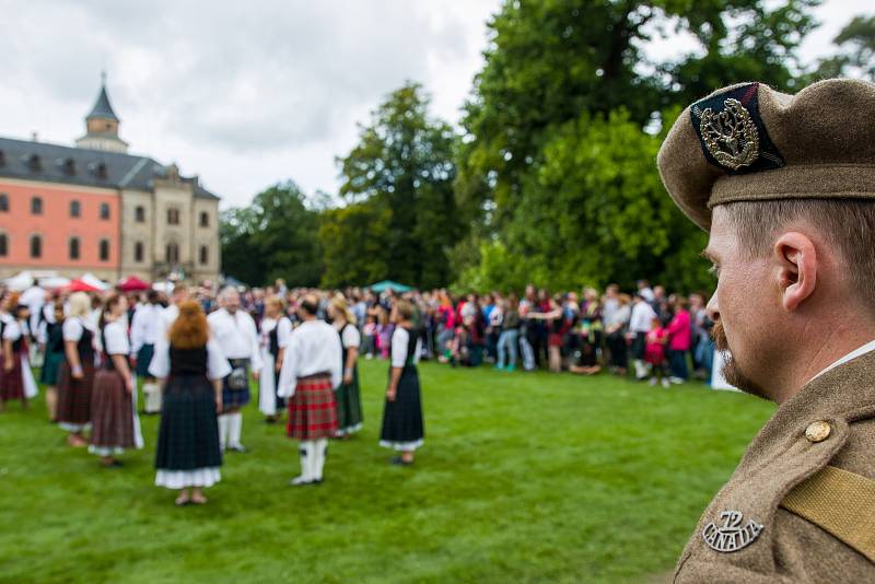 Skotské hry, 17. ročník akce, kde nechyběla tradiční skotská hudba, ukázky letu cvičených dravých ptáků a těžkoatletické soutěže jako je hod závažím do dálky, hod kládou nebo vrh kamenem, se konaly 19. srpna v parku zámku Sychrov na Liberecku.