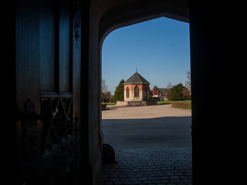 OBROVSKÝ ZÁJEM je tradičně o pohádkové okruhy na zámku Sychrov. Pohádkou Rozum a štěstí odstartovali oficiálně letošní turistickou sezonu, tato památka je totiž jako jedna z mála otevřena celoročně. Po oba dva dny bylo na dětské trasy vyprodáno. 