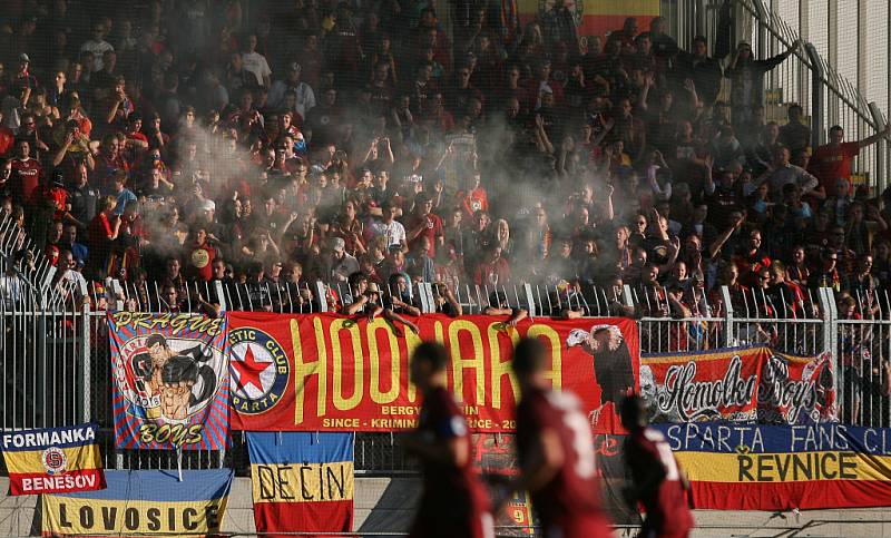 Sparta vyhrála v Jablonci 2:1 a je v čele Gambrinus ligy. Fanoušci Sparty neměli o nic menší radost než hráči.