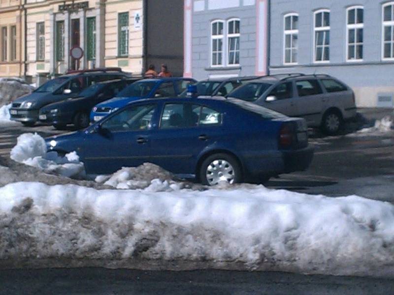 Muž přepadl se zbraní v ruce v úterý 5. března v 11.45 směnárnu na náměstí T. G. Masaryka ve Smržovce.