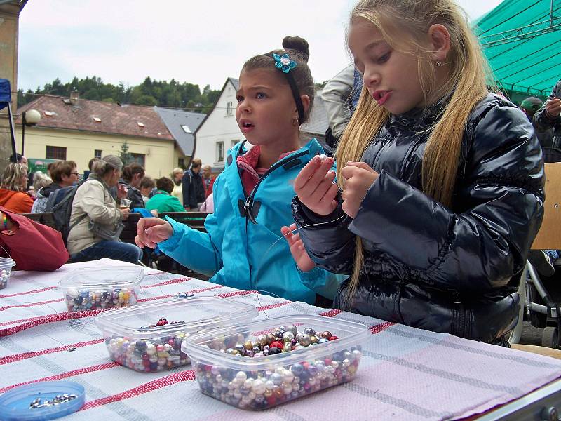 Skleněné městečko 2017. Zájemci si mohli projít celou Střední uměleckoprůmyslovou školu sklářskou a mnohé si i vyzkoušet. Na náměstí se konal jarmark.