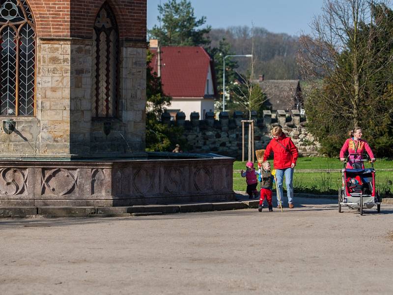 OBROVSKÝ ZÁJEM je tradičně o pohádkové okruhy na zámku Sychrov. Pohádkou Rozum a štěstí odstartovali oficiálně letošní turistickou sezonu, tato památka je totiž jako jedna z mála otevřena celoročně. Po oba dva dny bylo na dětské trasy vyprodáno. 
