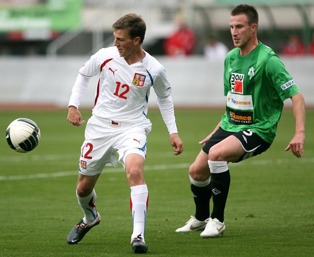 Petr Zábojník v souboji s Vladimírem Daridou (vlevo) při modelém utkání s repre U21.