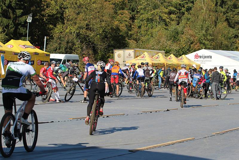 Bedřichov zaplavily stovky cyklistů, kteří se rozhodli zdolat skoro sedmdesát kilometrů napříč Jizerkami.  A v cíli si Author Cup všichni zase pochvalovali.