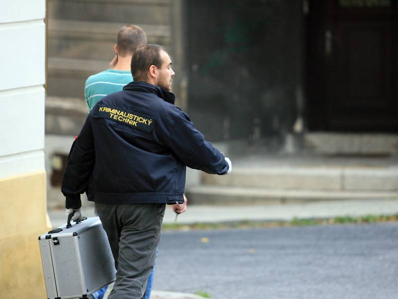 V podkroví činžovního domu na křižovatce ulic Mlýnská a Svatopluka Čecha ubodal v sobotu nad ránem dvanáctiletou dívku její otec. Policie jej obvinila z vraždy.