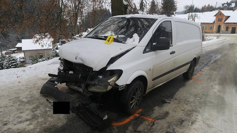 Řidič v Plavech dostal smyk. Auto narazilo do jiného, které nemělo zimní obutí.