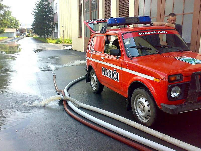 Rýnovická energetická. Vodu odčerpávali členové Sboru dobrovolných hasičů Proseč nad Nisou. Na místě byli s vozidlem CAS 24 Tatra 815 a VEA Lada Niva. 