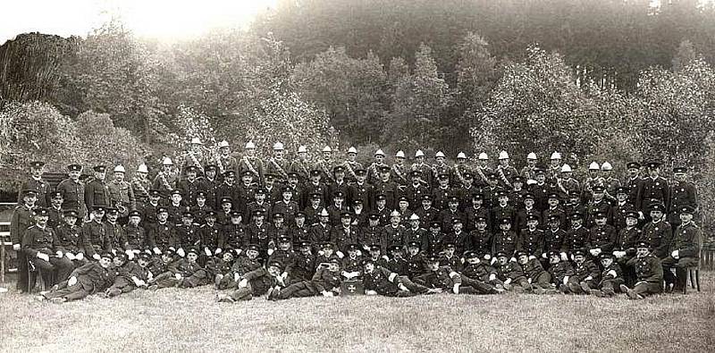 Fotografie z oslav 50. výročí založení dobrovolných hasičů v Tanvaldě z roku 1925.