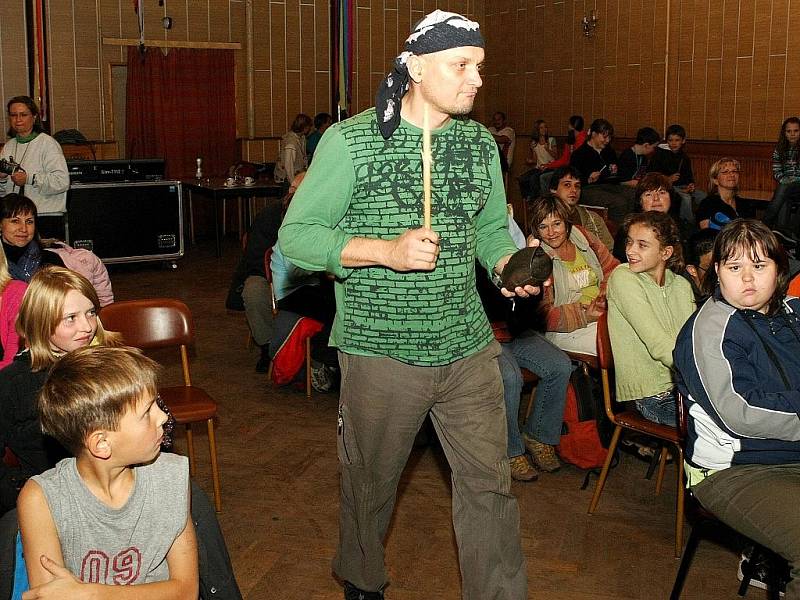 Slet bubeníků Smržovka 2009. Odpoledne bubnovali pro handicapované a večer pro všechny ostatní, kteří za nimi přijeli. 