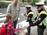  V úterý a ve středu se jablonečtí policisté zaměřili především na chodce, jako účastníky dopravního provozu. Policejní hlídky v rámci akce Zebra se za tebe nerozhlédne kontrolovali správné přecházení žáků i dospělých. 