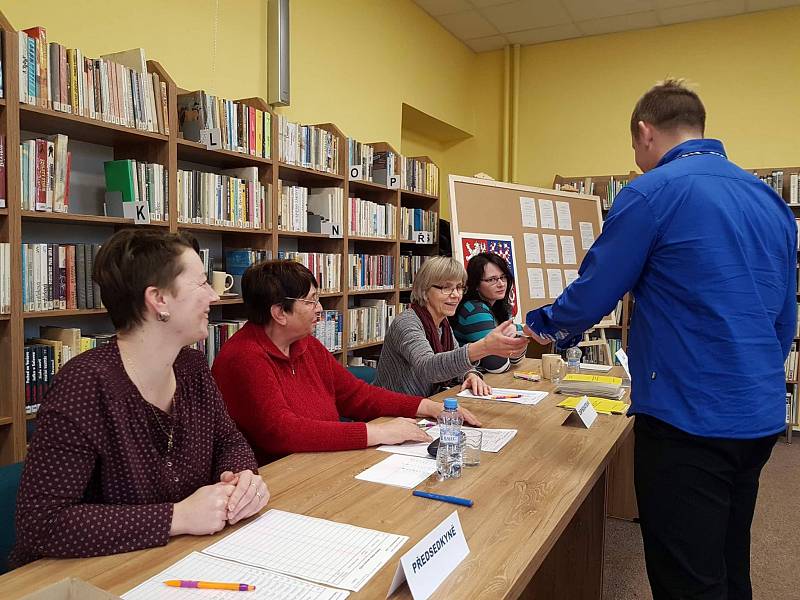 Volební místnost v Albrechticicích v Jizerských horách.