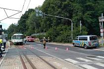 Provoz na meziměstské tramvajové trati byl přerušen z důvodu srážky tramvaje s osobním automobilem.