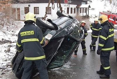 V Janově n. N. havarovala 21letá řidička vozu Ford Escort. Vůz vyjel ze silnice, narazil do skály a přetočil se na střechu do vozovky. Ke zranění nedošlo.