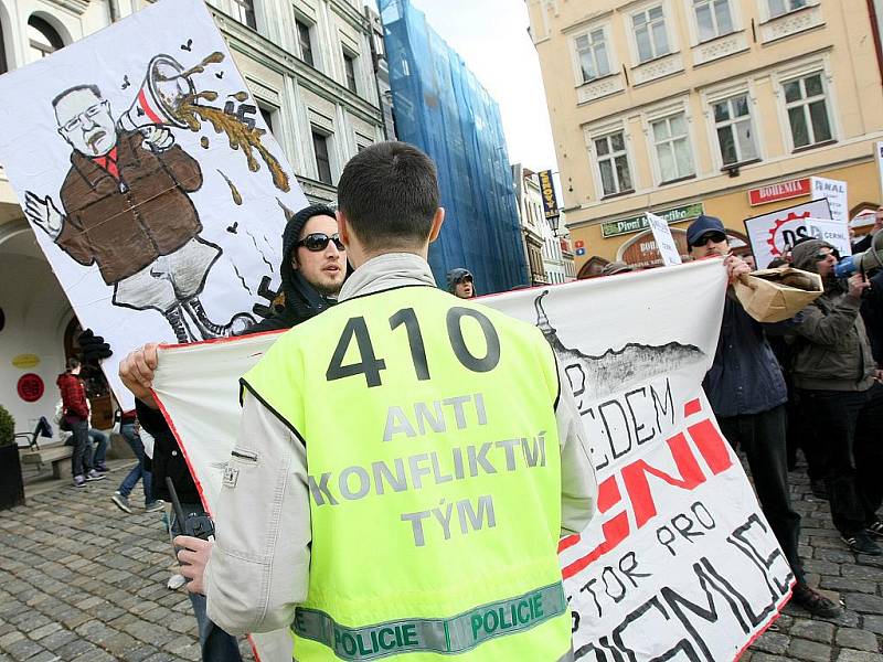 Na náměstí Dr. E. Beneše v Liberci promluvil na sobotním mítinku Dělnické strany její šéf Tomáš Vandas. Předvolební akci narušovala velká skupina anarchistů. Policie a její antikonfliktní tým drželi obě skupiny v patřičné vzdálenosti od sebe.