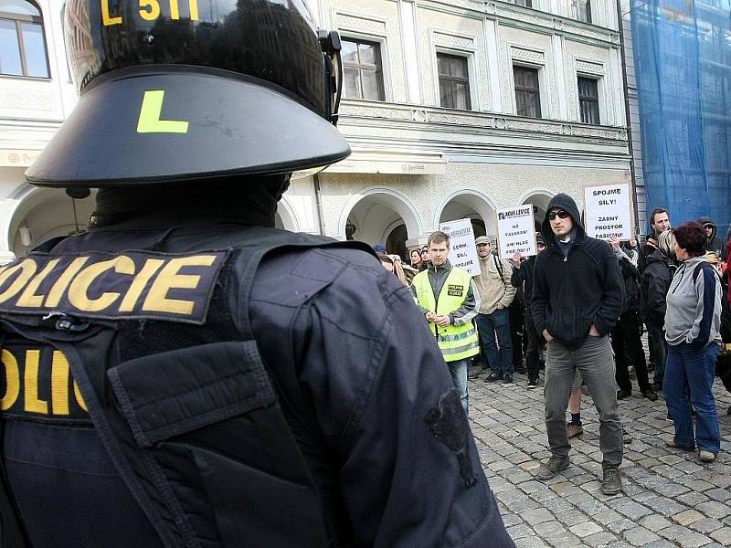 Na náměstí Dr. E. Beneše v Liberci promluvil na sobotním mítinku Dělnické strany její šéf Tomáš Vandas. Předvolební akci narušovala velká skupina anarchistů. Policie a její antikonfliktní tým drželi obě skupiny v patřičné vzdálenosti od sebe.