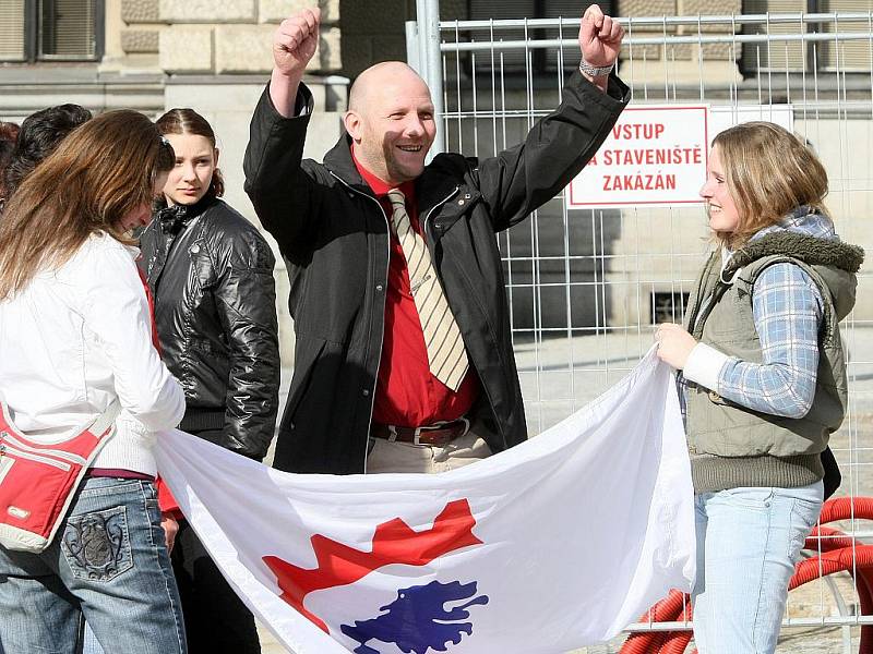 Na náměstí Dr. E. Beneše v Liberci promluvil na sobotním mítinku Dělnické strany její šéf Tomáš Vandas. Předvolební akci narušovala velká skupina anarchistů. Policie a její antikonfliktní tým drželi obě skupiny v patřičné vzdálenosti od sebe.