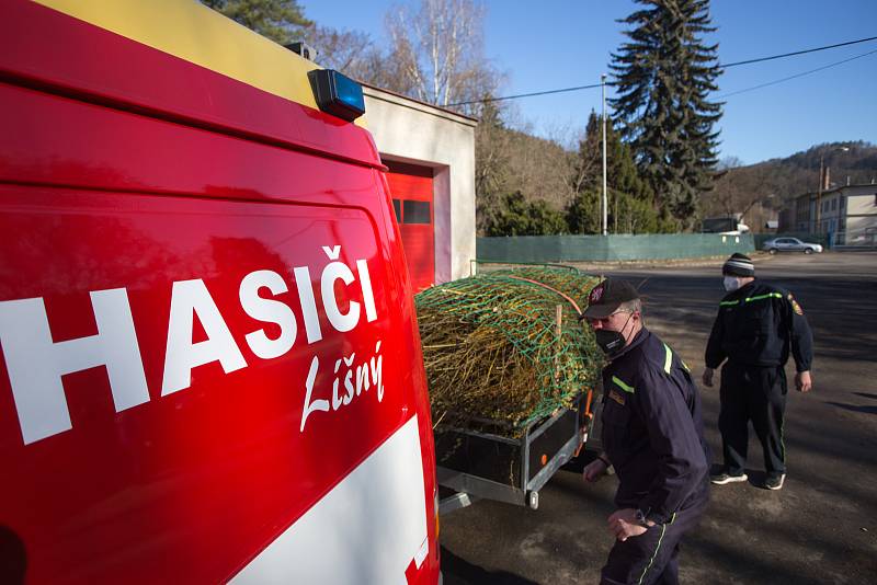 Dobrovolní hasiči z obce Líšný na Jablonecku uspořádali sbírku krmiva pro zvířata ZOO Liberec.