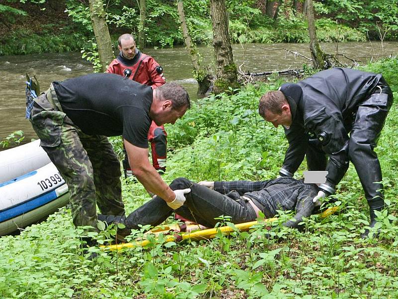 10. června pokračovalo pátrání po muži, který se ztratil hasičům a policiive středu večer v povodňové vlně.  Tělo nalezli machnínští hasiči v těžko dostupných meandrech pod hradem Hamrštejn. Tělo si přebrali policejní potapěči na svůj člun. 