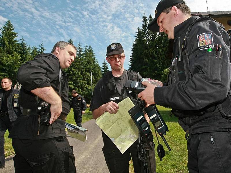 V Kořenově a na osadě Jizerka se sešli záchranáři z Horské služby s policisty z Česka a Polska na společném cvičení. Tématem bylo hledání pohřešovaných osob.