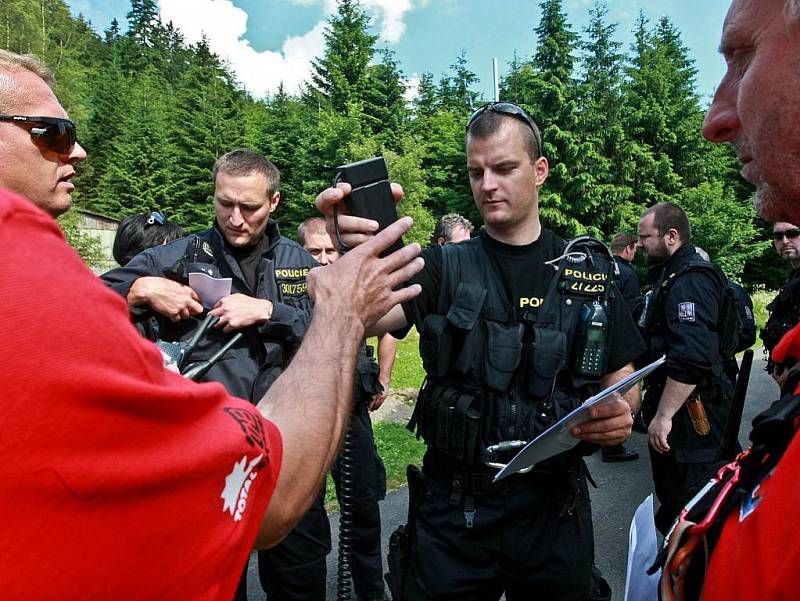 V Kořenově a na osadě Jizerka se sešli záchranáři z Horské služby s policisty z Česka a Polska na společném cvičení. Tématem bylo hledání pohřešovaných osob.