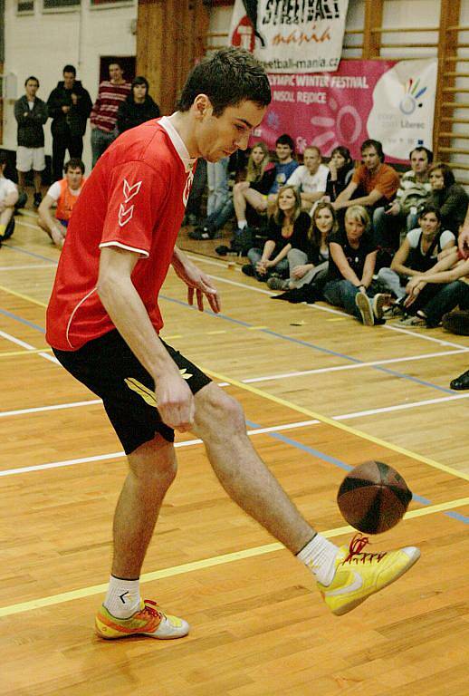 Harcov sportfest 2010. Své dovednosti v Harcově předvedl také několikanásobný rekordman ve fotbalových dovednostech Jan Skorkovský.