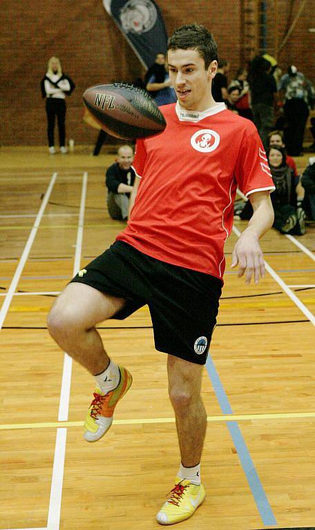 Harcov sportfest 2010. Své dovednosti v Harcově předvedl také několikanásobný rekordman ve fotbalových dovednostech Jan Skorkovský.