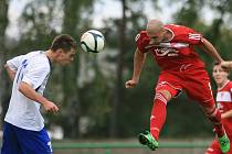 Jiskra Mšeno porazila v domácím utkání Nový Bydžov (v bílém) 2:0.