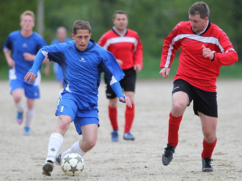 Fotbalisté Kokonína B (v modrém) porazili doma rezervu Držkova a přiblížili se záchraně v okresním přeboru.