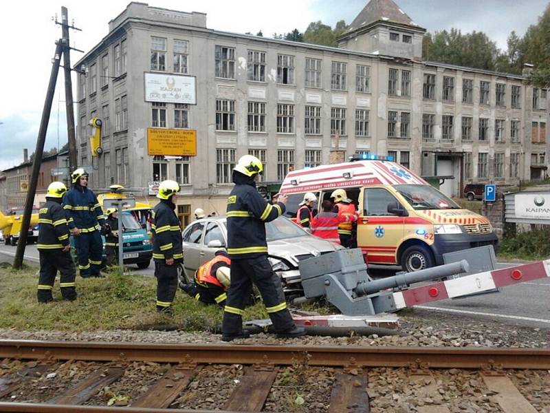 K neobvyklé dopravní nehodě došlo v sobotu kolem poledne na železničním přejezdu ve Smržovce. Řidič stříbrné Škody Octavia havaroval, když narazil do sloupu držícího závory. 