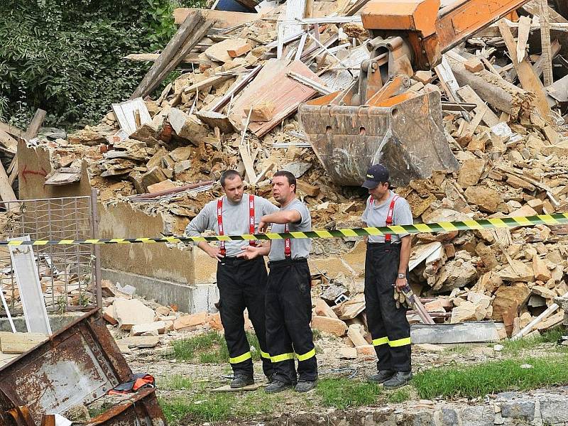 Měsíc měla koupený dům v Chrastavě u řeky Jeřice a s lesem za zády paní Zavadilová, ve kterém chtěla strávit podzim života. Dům musel být v pondělí 16. sprna zbourán, když jej staticky narušila povodňová vlna.