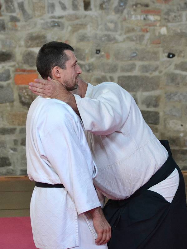 Dva věhlasní zahraniční mistři bojového umění, aikido a taichi, vedou sportovní kemp v nejvýše položené osadě Jizerských hor na Jizerce.