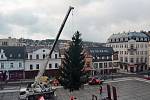 V Jablonci už stojí vánoční strom.
