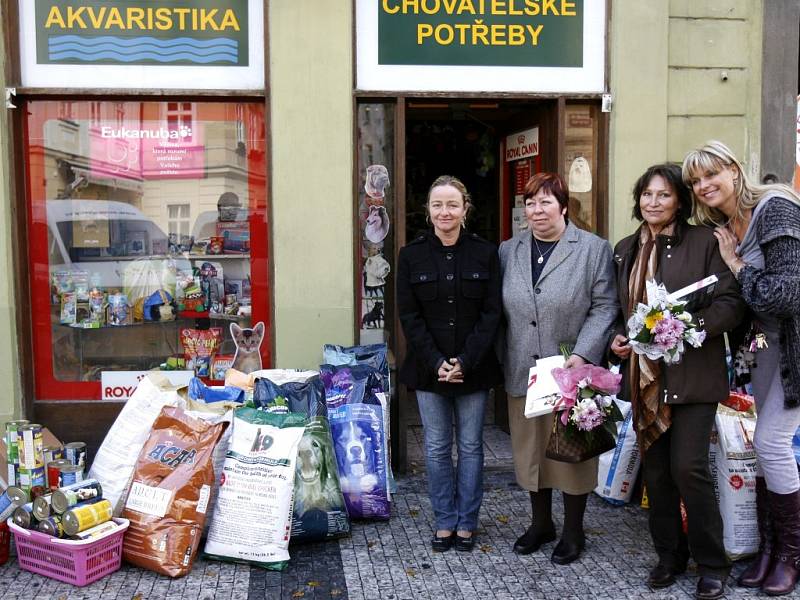 Bývalá manželka předsedy ČSSD Zuzana Paroubková (na snímku) a zpěvačka Marta Kubišová předaly 18. října dary pro psí útulky v Jablonci a Teplicích.