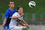 Derby juniorek vyhrál Jablonec (v bílém). Na snímku Martin Tóth z Liberce a Josef Just z Jablonce.