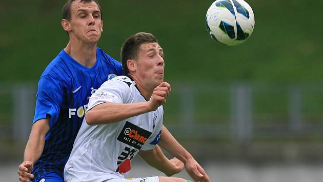 Derby juniorek vyhrál Jablonec (v bílém). Na snímku Martin Tóth z Liberce a Josef Just z Jablonce.